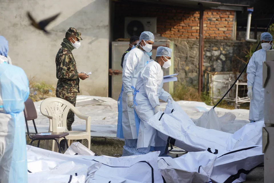 Ιατρικό προσωπικό προετοιμάζει τη μεταφορά των σορών των θυμάτων στο Κατμαντού, την πρωτεύουσα του Νεπάλ/ AP Photos