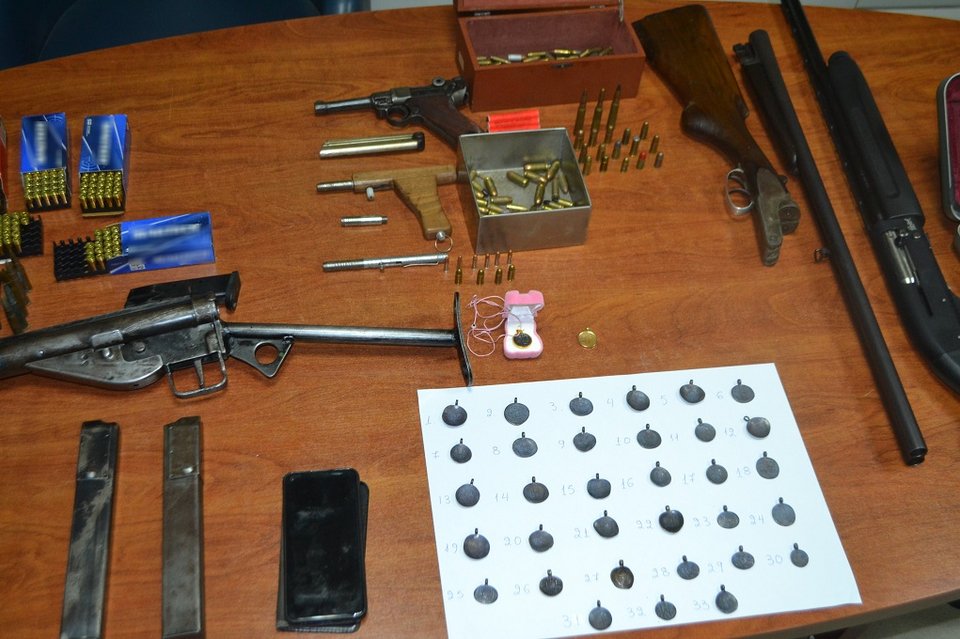 Στη σύλληψη ενός ημεδαπού στο Ηράκλειο για παραβάσεις της νομοθεσίας περί όπλων και αρχαιοτήτων προχώρησαν αστυνομικοί της Υποδιεύθυνσης Ασφάλειας Ηρακλείου