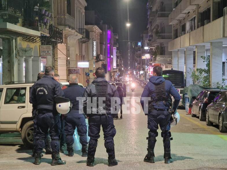 Μεγάλη κινητοποίηση της ΕΛΑΣ έξω από το αστυνομικό μέγαρο στην οδό Ερμού στη Πάτρα μετά τις συλλήψεις / Φωτογραφία thebest.gr