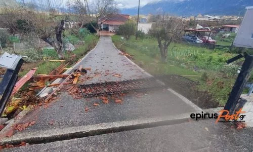 Ανεμοστρόβιλος σάρωσε την Παραμυθιά: Ζημιές σε 40 σπίτια (Pics) 3 Ανεμοστρόβιλος σάρωσε την Παραμυθιά: Ζημιές σε 40 σπίτια (Pics)