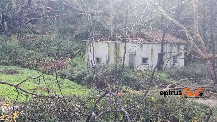 Ανεμοστρόβιλος σάρωσε την Παραμυθιά: Ζημιές σε 40 σπίτια (Pics) 4 Ανεμοστρόβιλος σάρωσε την Παραμυθιά: Ζημιές σε 40 σπίτια (Pics)