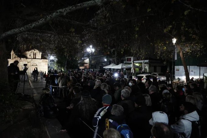 Πριν ξημερώσει σχηματίστηκε ουρά μπροστά στο παρεκκλήσι της Μητρόπολης