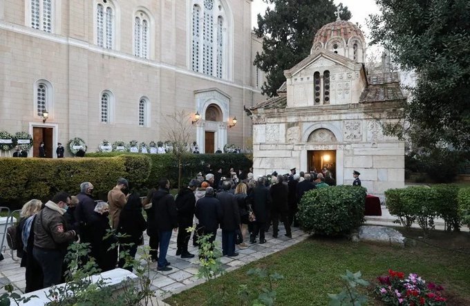 Ουρά στο παρεκκλήσι της Μητρόπολης για να τιμήσουν τη σορό του τέως βασιλιά Κωνσταντίνου