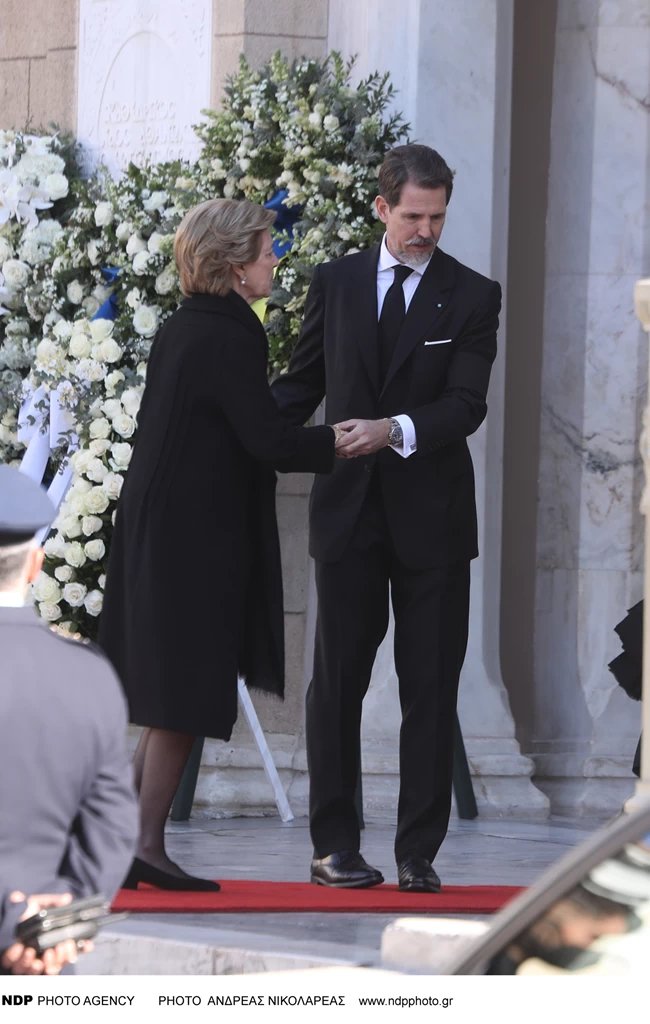 O Παύλος υποδέχεται τη μητέρα του, Άννα-Μαρία, στη Μητρόπολη Αθηνών