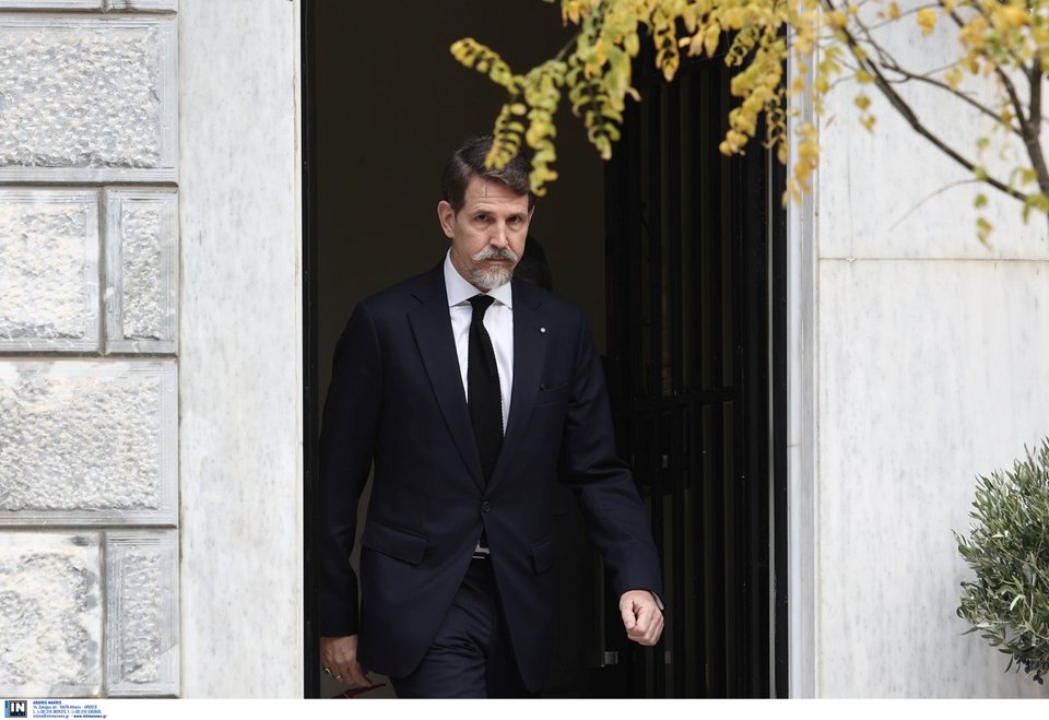 Ο Παύλος και οι αδελφοί του εξέρχονται του Μεγάρου Μαξίμου από την πλαϊνή πόρτα της οδού Βασιλέως Γεωργίου