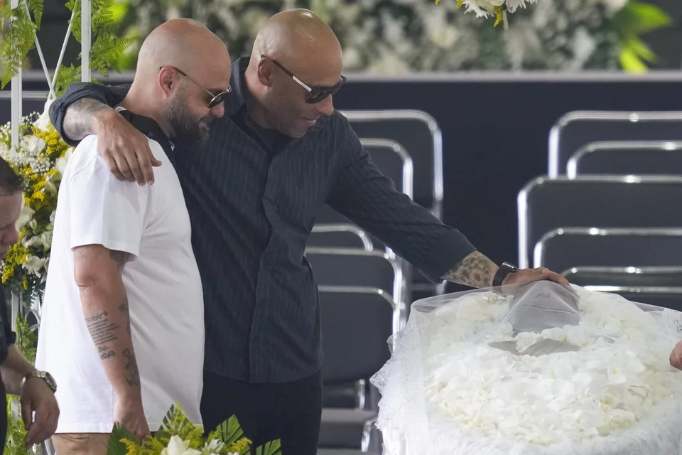 https://www.iefimerida.gr/sites/default/files/styles/in_article/public/article-images/2023-01/pele-teleytaio-adio-vrazilia-04_0.jpg.webp?itok=w7mt9lhV