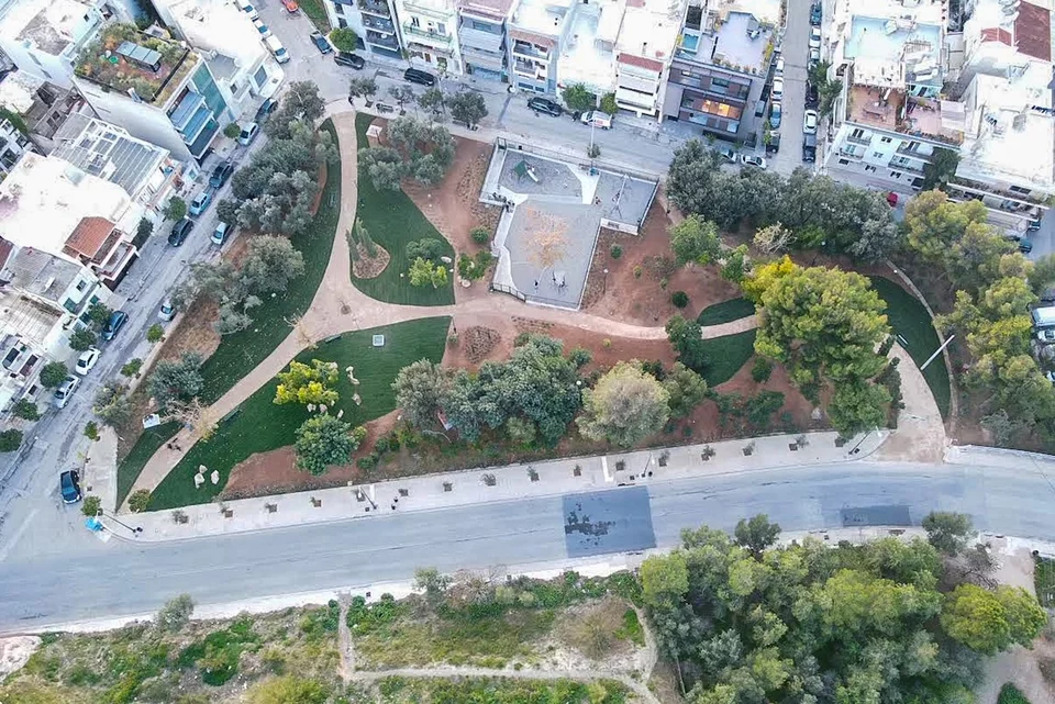 Ειδική μέριμνα υπήρξε, φυσικά, και για τα κιγκλιδώματα της παιδικής χαράς, τα οποία συντηρήθηκαν και βάφτηκαν