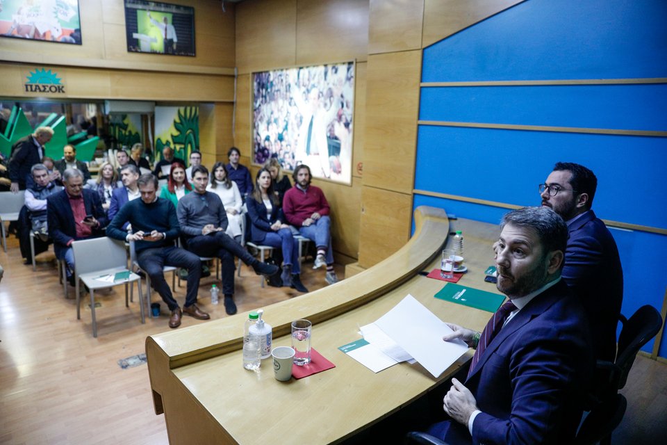 Νίκος Ανδρουλάκης και Ανδρέας Σπυρόπουλος στη συνεδρίαση του Πολιτικού Συμβουλίου του ΠΑΣΟΚ--Φωτογραφία: ΓΙΩΡΓΟΣ ΚΟΝΤΑΡΙΝΗΣ / EUROKINISSI
