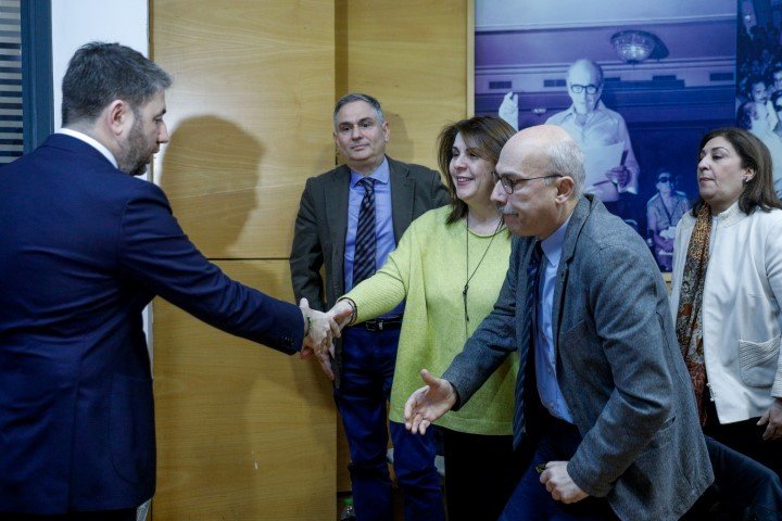 Ο Νίκος Ανδρουλάκης χαιρερά την «παπανδρεϊκή» πτέρυγα του Πολιτικού Συμβουλίου του ΠΑΣΟΚ: Εφη Χαλάτση, Φιλ. Σαχινίδης, Θοδ. Μαργαρίτης, Τόνια Αντωνίου -Φωτογραφία: ΓΙΩΡΓΟΣ ΚΟΝΤΑΡΙΝΗΣ / EUROKINISSI