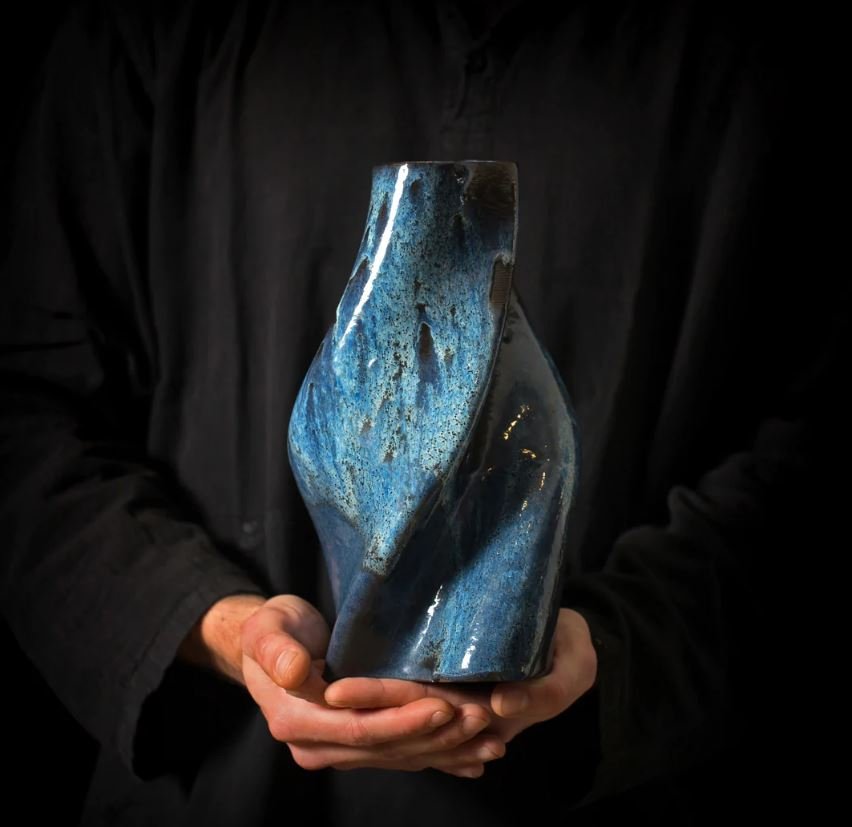 Από τη σειρά Tornado, με υλικό την πορσελάνη