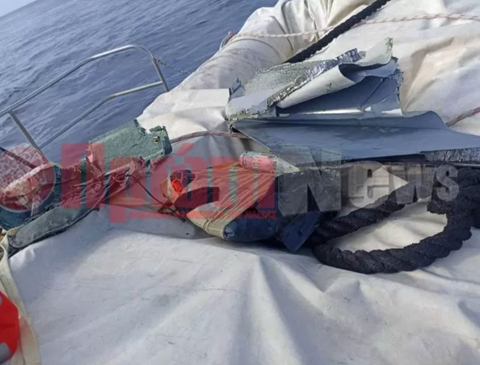 Τα συντρίμμια του F-4 Phantom που κατέπεσε στη θάλασσα, ανοιχτά της Ανδραβίδας στο Ιόνιο