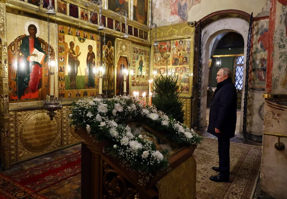 Putin para ikonave në një kishë