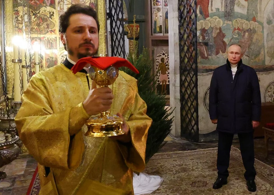 Ο Βλαντιμίρ Πούτιν, δεξιά, παρευρίσκεται στη χριστουγεννιάτικη λειτουργία στον Καθεδρικό Ναό του Ευαγγελισμού της Θεοτόκου στο Κρεμλίνο της Μόσχας, το Σάββατο 7 Ιανουαρίου 2023