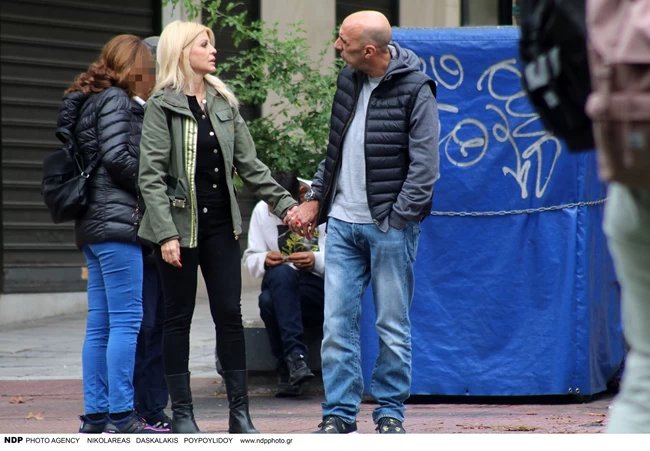 Πιασμένοι χέρι - χέρι εμφανίστηκαν στον πεζόδρομο της Βουκουρεστίου