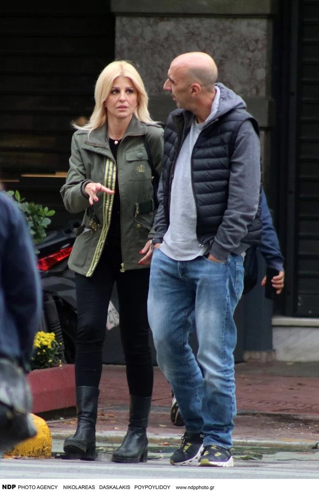 «Σχεδόν δυο χρόνια μετά το διαζύγιό της, η Έλενα η οποία πάντα φροντίζει να κρατά χαμηλό προφίλ στην προσωπική της ζωή, φαίνεται ευτυχισμένη ξανά στο πλευρό του αγαπημένου της», ανέφερε πρόσωπο από το περιβάλλον της πολιτικού στο περιοδικό ΟΚ!