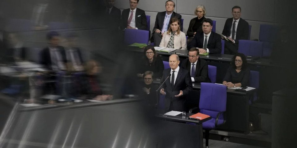 Ο Όλαφ Σολτς στο βήμα της Bundestag, στη Γερμανία/ AP Photos