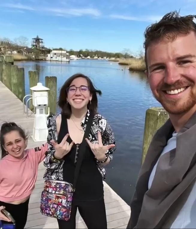 Αφού τη γνώρισε, ο Dan ήρθε στις ΗΠΑ για να συναντήσει τη Shauna από κοντά και πέρασαν τη μέρα τους με την 18χρονη ετεροθαλή αδελφή της Rylee