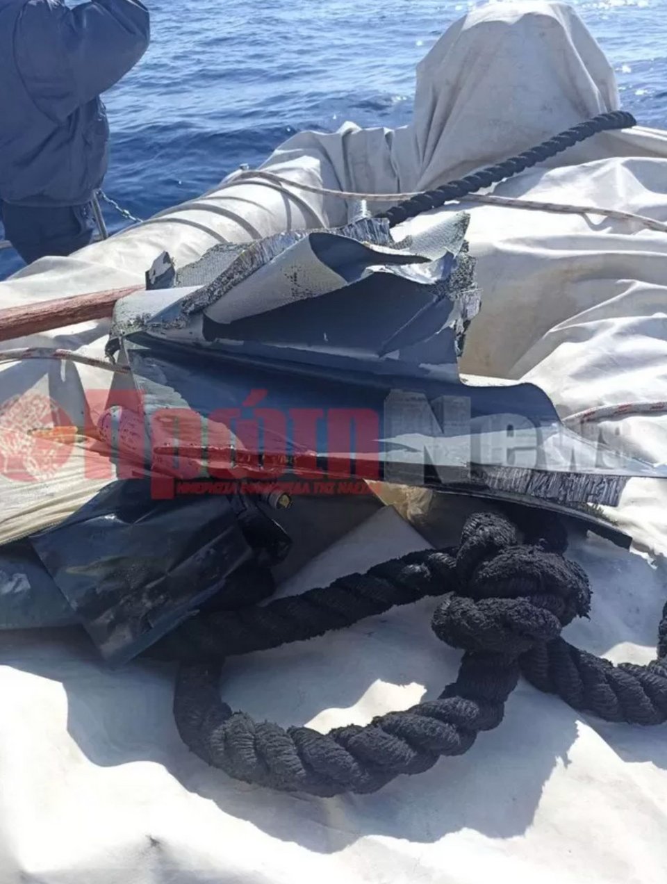 Τα συντρίμμια του Phantom F4 που κατέπεσε στη θάλασσα, ανοιχτά της Ανδραβίδας στο Ιόνιο