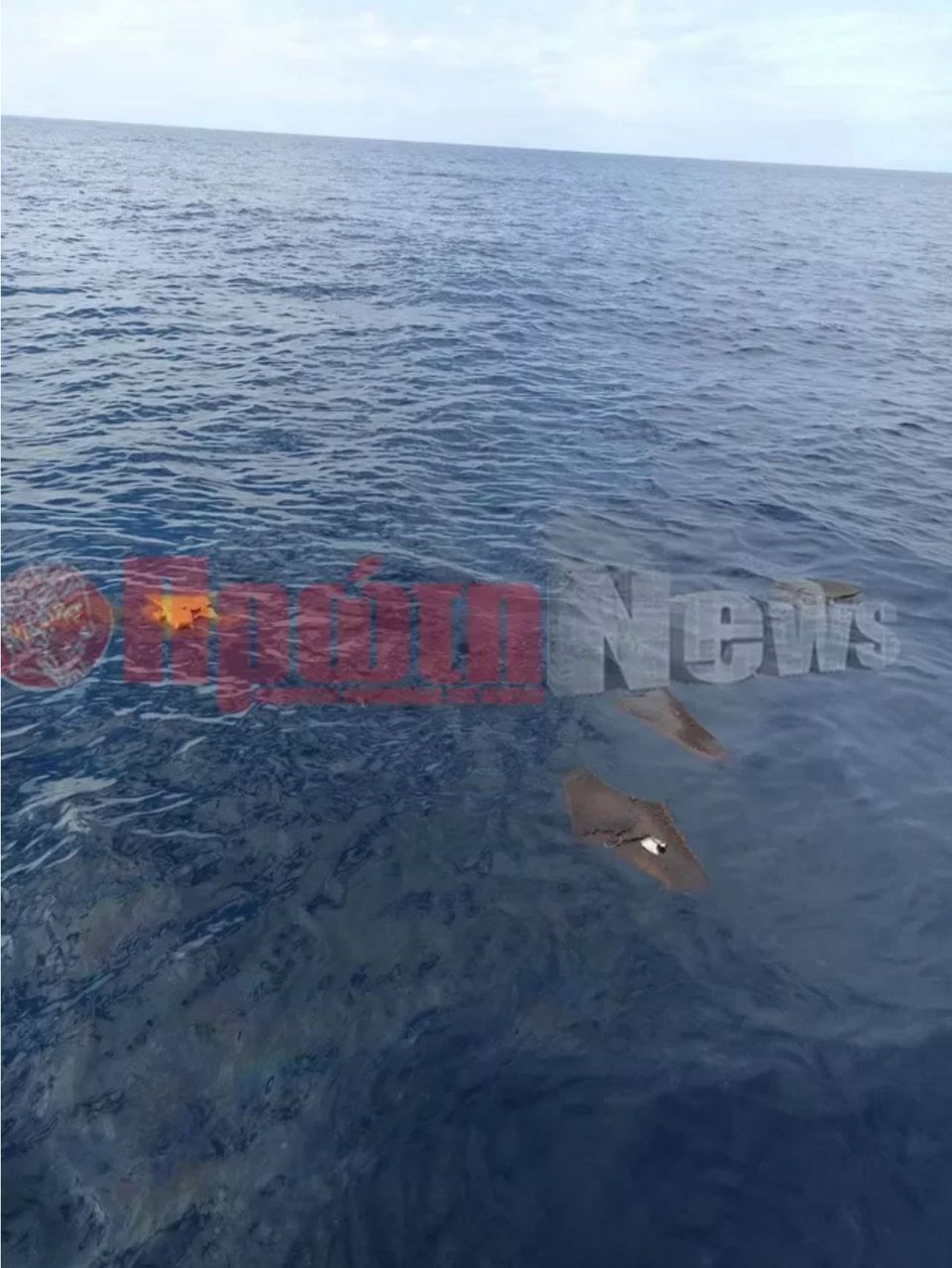 Τα συντρίμμια του Phantom F4 που κατέπεσε στη θάλασσα, ανοιχτά της Ανδραβίδας στο Ιόνιο