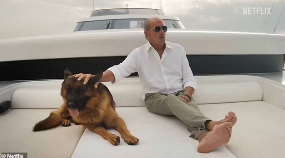 Ο Maurizio Mian και ο σκύλος του Gunther VI πάνω σε ένα σκάφος