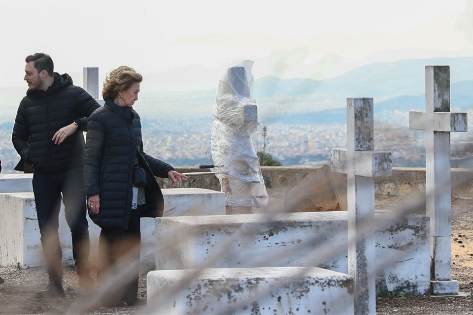 Η Σοφία στους τάφους των γονιών της
