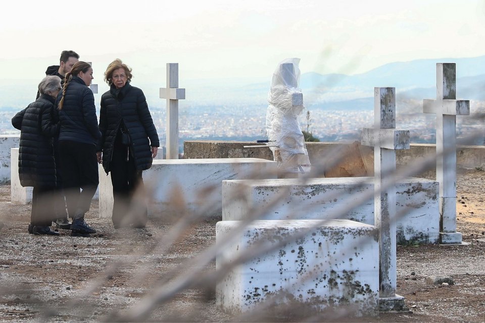 Η βασιλομήτωρ Σοφία της Ισπανίας, η Ειρήνη και η Νίνα Φλορ στους βασιλικούς τάφους στο Τατόι