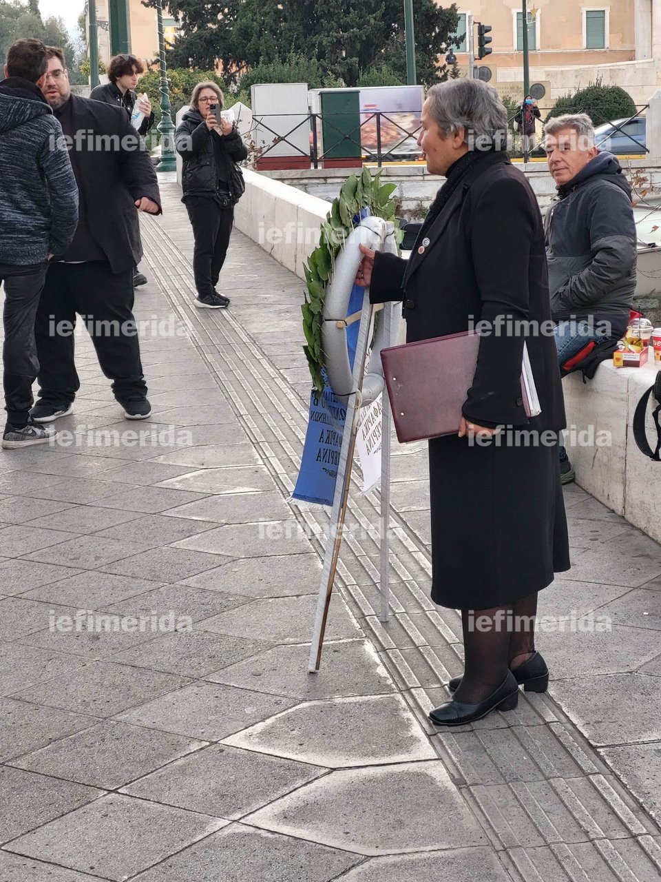 Στεφάνια Μητρόπολη Αθηνών κηδεία τέως βασιλιά Κωνσταντίνου
