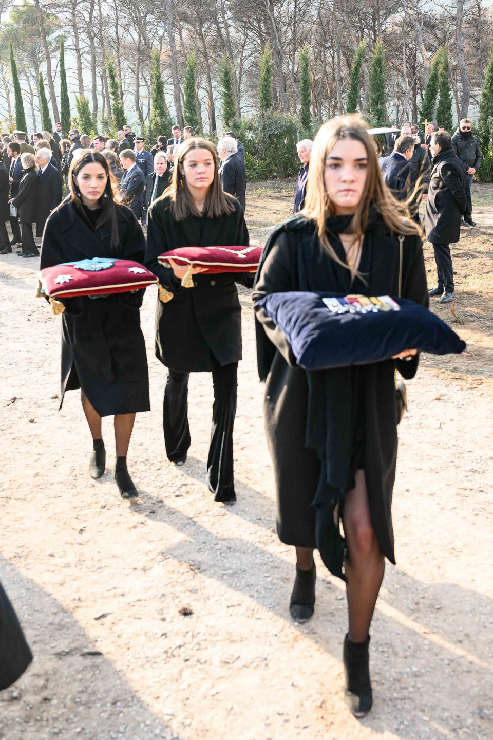 Οι τρεις κόρες της Αλεξίας μετέφεραν τα παράσημα και το μετάλλιο του παππού τους από τη Μητρόπολη στο Τατόι/Φωτoγραφία: Intime News