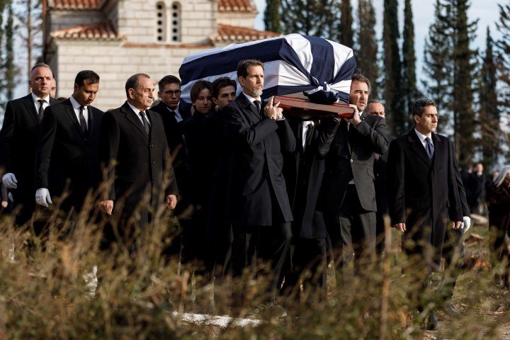 Παύλος (αριστερά) και Νικόλαος (δεξιά) μεταφέρουν το φέρετρο με τη σορό του Κωνσταντίνου / Φωτογραφία: Nikolas Kominis/POOL/SOOC   