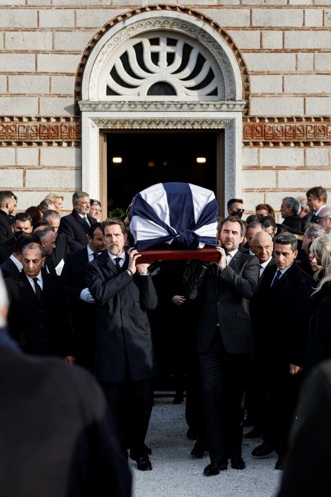 Το φέρετρο του τέως βασιλιά βγαίνει από τον ναό της Αναστάσεως στο Τατόι / Φωτογραφία: Nikolas Kominis/POOL/SOOC   