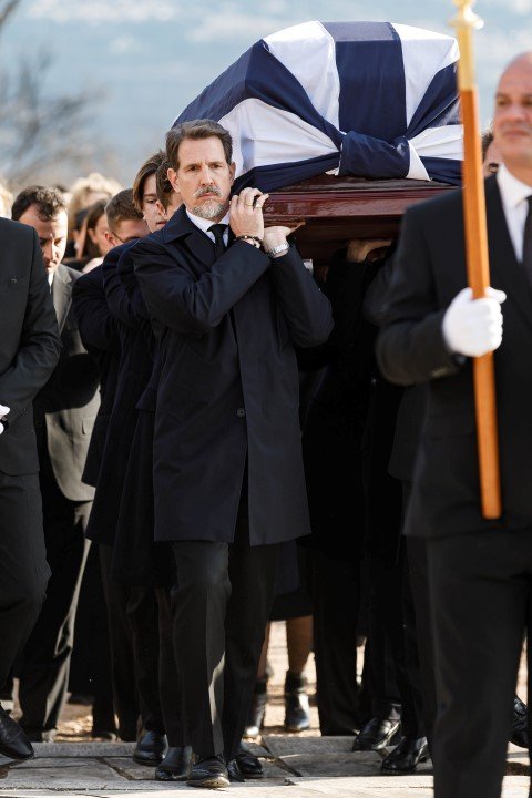 Μπροστά ο μεγαλύτερος γιος του Κωνσταντίνου, Παύλος / Φωτογραφία: Nikolas Kominis/POOL/SOOC   