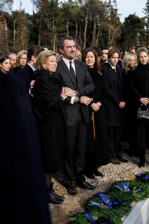 Ο Νικόλαος στηρίζει τη μητέρα του σε αυτή τη δύσκολη στιγμή / Φωτογραφία: Nikolas Kominis/POOL/SOOC   