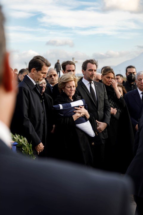 Με δάκρυα στα μάτια η σύζυγος του τέως βασιλιά / Φωτογραφία: Nikolas Kominis/POOL/SOOC   