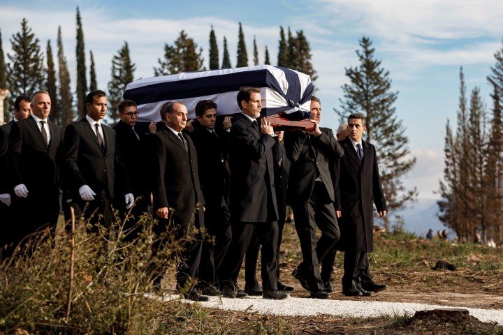Τα παιδιά και κάποια από τα εγγόνια του τέως βασιλιά Κωνσταντίνου οδηγούν τη σορό του στην τελευταία του κατοικία / Nikolas Kominis/Studio Kominis via AP
