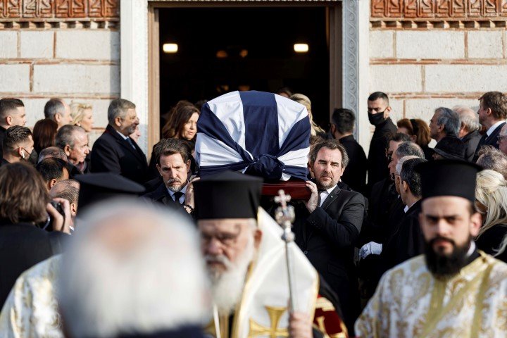 Το φέρετρο με τη σορό του Κωνσταντίνου βγαίνει από το παρεκκλήσι της Αναστάσεως στο Τατόι / Φωτογραφία: Nikolas Kominis/Studio Kominis via AP