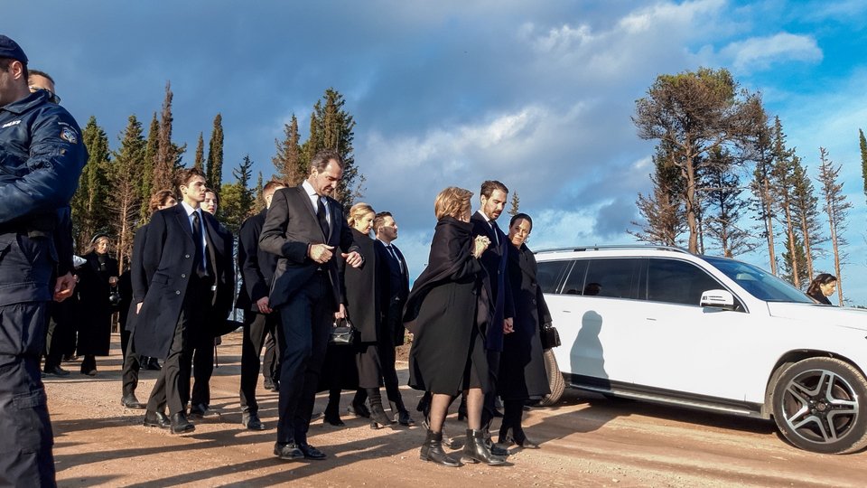 Η οικογένεια του τέως βασιλιά Κωνσταντίνου προσερχόμενη στο Τατόι
