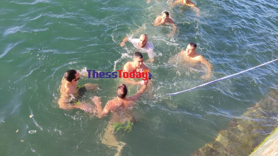 Ολες οι ηλικίες βούτηξαν για το σταυρό