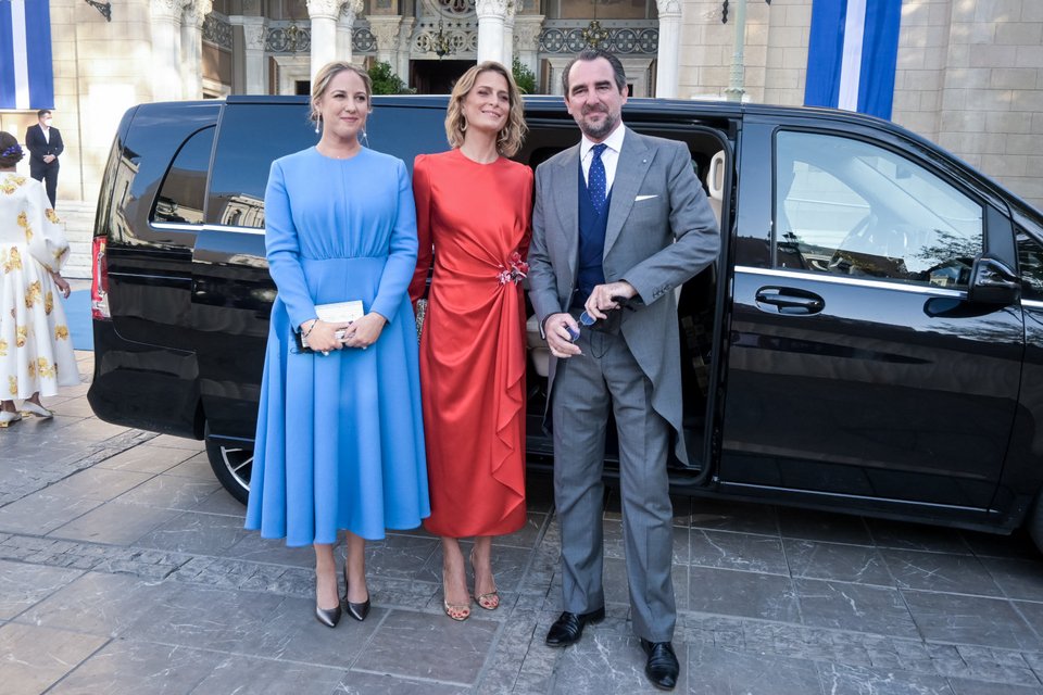 Στα αριστερά η μικρή κόρη του τέως βασιλιά Κωνσταντίνου, Θεοδώρα, με τον Νικόλαο και την Τατιάνα Μπλάτνικ / Φωτογραφία: Eurokinissi