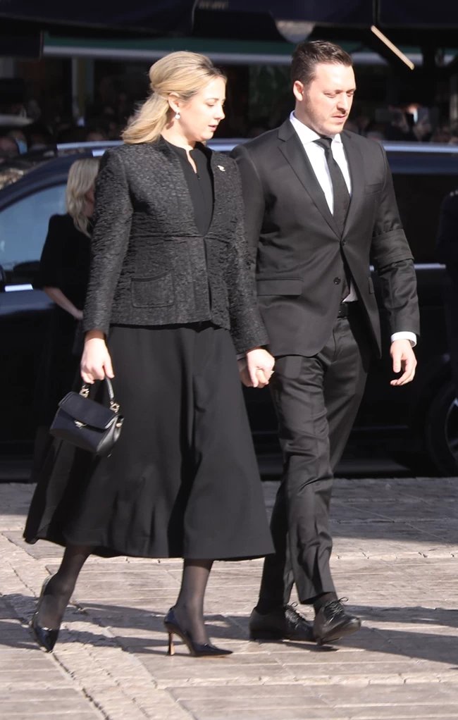 Η Θεοδώρα με τον αρραβωνιαστικό της, τον οποίο κρατά από το χέρι