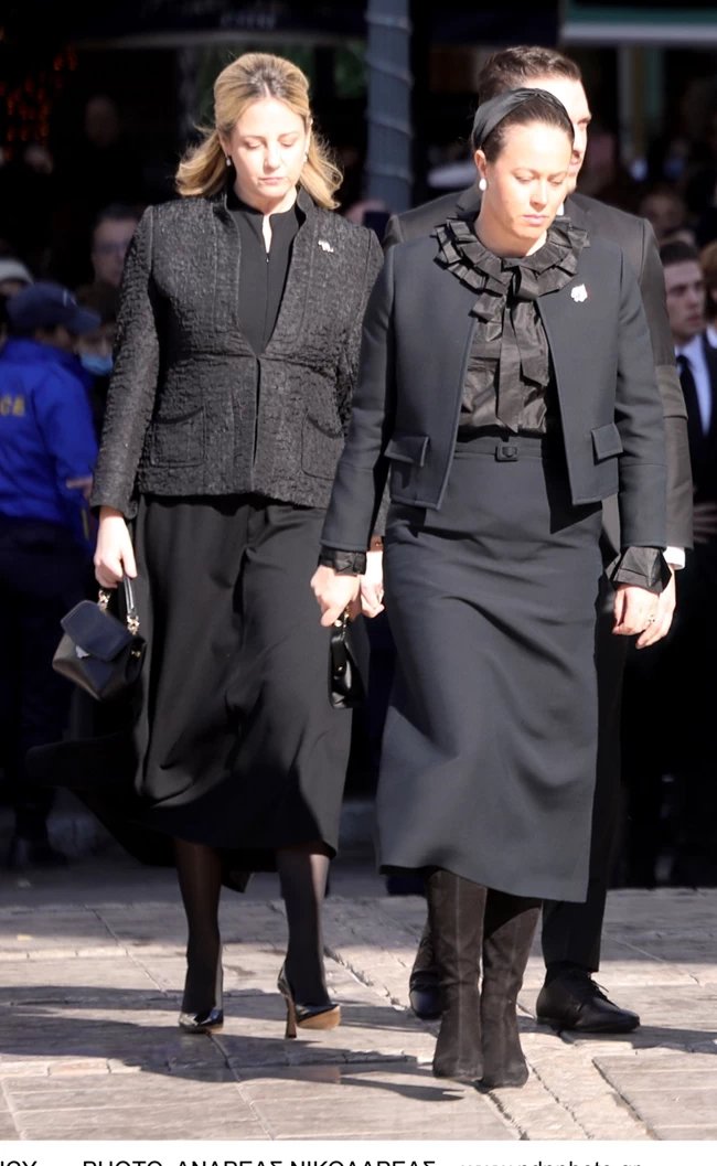 Η Νίνα Φλορ, σύζυγος του Φιλίππου, και πίσω της η Θεοδώρα