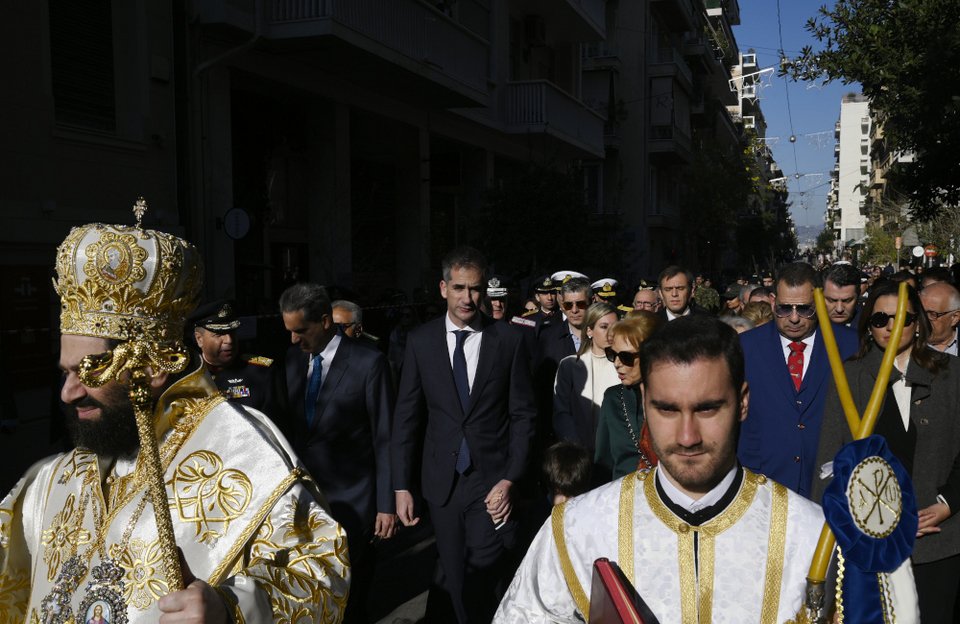Ιερείς και πολιτική ηγεσία κατευθύνθηκαν πεζή προς την Δεξαμενή / INTIME