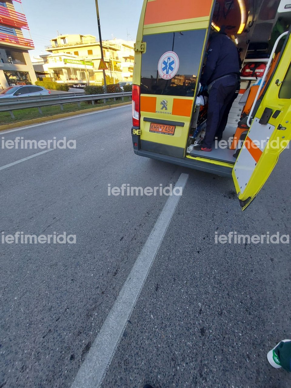 To ασθενοφόρο στο σημείο του ατυχήματος κατά την παραλαβή της 15χρονης για το Παίδων / Φωτογραφία: iefimerida.gr
