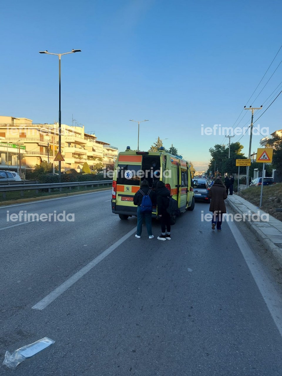 Ασθενοφόρο παραλαμβάνει την τραυματισμένη 15χρονη / Φωτογραφία: iefimerida.gr