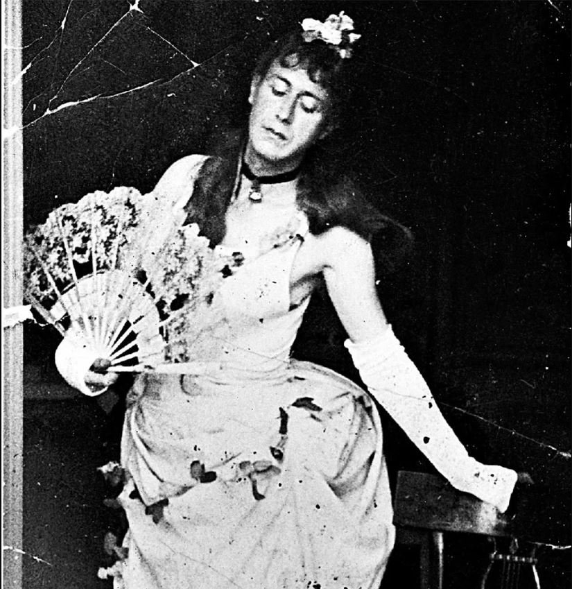 Η μεταμφίεση του Γιάννη Τσαρούχη σε κυρία με τις καμέλιες. Φωτογραφία από το πολύτιμο αρχείο του Μιχάλη Μακρουλάκη.