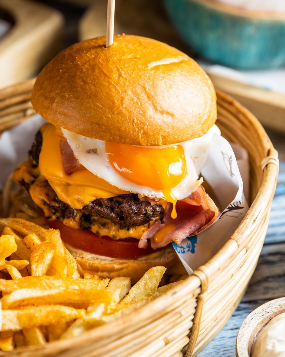 Τα νόστιμα burgers σερβίρονται μέσα σε ψάθινα καλάθια με άφθονες πατάτες και σως