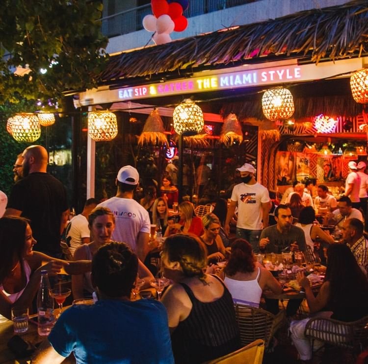 Το Wynwood στη Γλυφάδα αποτελεί πόλο έλξης για το νεανικό κοινό, γιατί έχει ωραία κοκτέιλ, καλό και χορταστικό αμερικανικό street food σε πολύ καλές τιμές και ανάλαφρη feel good ατμόσφαιρα / Φωτογραφία: wynwoodgr/Instagram