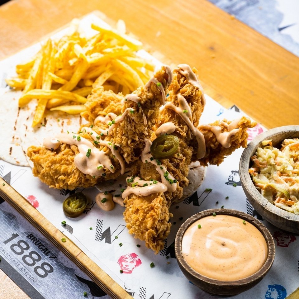 Το Wynwood Fried Chichen με τρία μεγάλα φιλέτα κοτόπουλο παναρισμένα με 16 διαφορετικά καρυκεύματα
