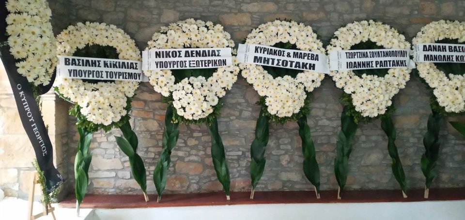 Στεφάνια στη κηδεία της αδερφής του Πατριάρχη Βαρθολομαίου/Φωτογραφία Facebook/Ιμβριακή Ένωση