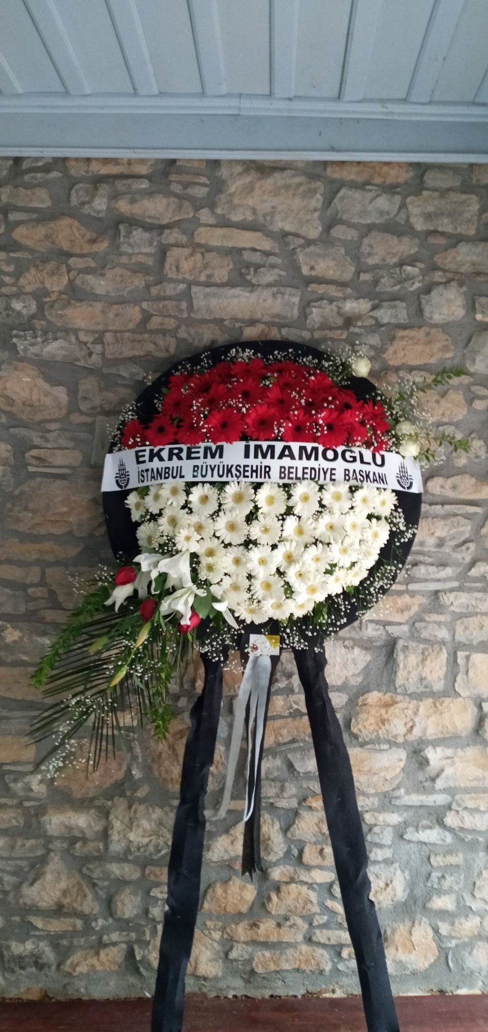 Στεφάνια στη κηδεία της αδερφής του Πατριάρχη Βαρθολομαίου/Φωτογραφία Facebook/Ιμβριακή Ένωση