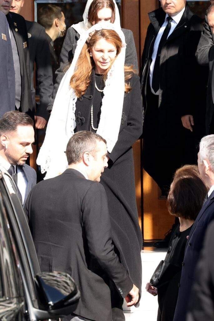 Η βασίλισσα Νουρ της Ιορδανίας και πίσω της η κόρη της εξερχόμενες από την Μητρόπολη